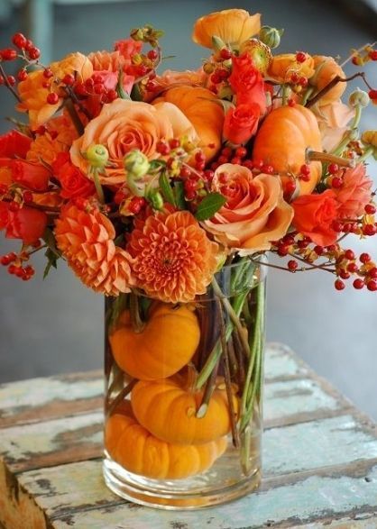 23 Budget Friendly Thanksgiving Centerpieces you can totally make yourself! DIY Fall centerpieces and crafts to make your table setting beautiful! Thanksgiving Decorations Table, Thanksgiving Flower Arrangements, Diy Thanksgiving Centerpieces, Thanksgiving Table Centerpieces, Thanksgiving Designs, Thanksgiving Entertaining, Thanksgiving Flowers, Thanksgiving Floral, Fall Centerpieces