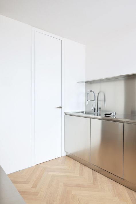 Small Farmhouse Kitchen, Urban Apartment, Stainless Kitchen, Minimalist Apartment, Design Blogs, 아파트 인테리어, Steel Kitchen, Farmhouse Kitchen Decor, Stainless Steel Kitchen