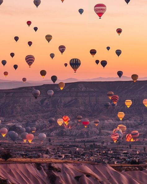 Cappadocia Turkey, Tapeta Galaxie, Travel Wallpaper, Turkey Travel, Hot Air Balloons, Air Balloons, Jackson Hole, Jolie Photo, Survival Kit