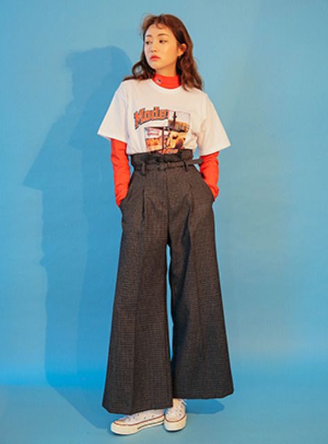 Playful Casual Outfit, 2020s Aesthetic Fashion, 90s Street Style Photography, Red And Teal Outfit, 90s Pants Outfits, 80s Poses Photo Ideas, Winter 80s Outfits, 80s Korean Fashion, 80s Look Outfits