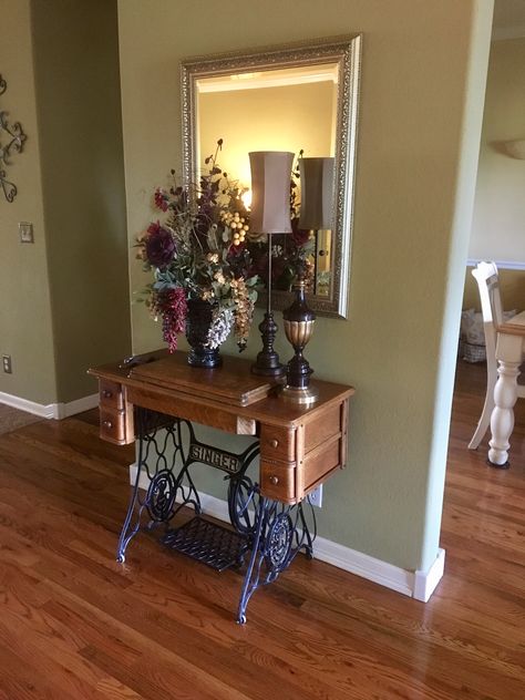 Singer Sewing Machine Entryway Table, Old Sewing Machine Table Ideas Decor, Old Sewing Machine Table Repurposed, Old Sewing Machine Table Ideas, 1920s Bedroom Decor, Singer Sewing Machine Repurposed, Antique Sewing Machine Table, Singer Table, Old Sewing Machine Table