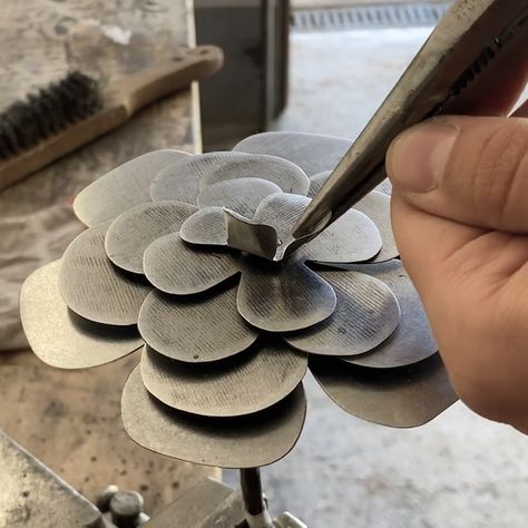 How To Make Steel Rose DIY | steel | How To Make Steel Rose DIY | By DIY & Crafts Metal Roses Diy, Metal Rose Template, Diy Metal Flowers, Rose Diy, Metal Roses, How To Make Rose, Welding Art Projects, Diy Metal, Welding Art