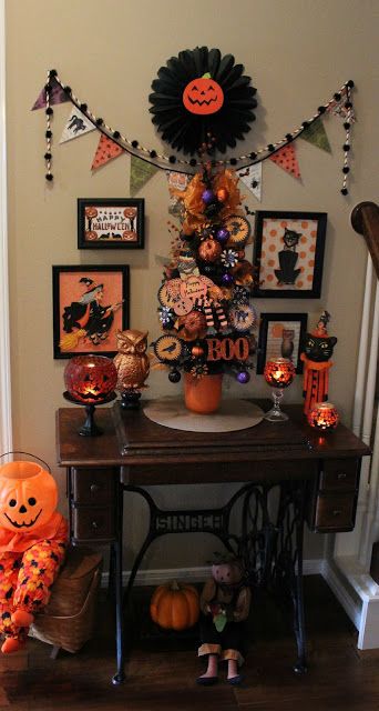 Crafty in Crosby: Vintage Halloween Vignette Fall Christmas Tree, Halloween Vignette, Elegant Halloween, Halloween Tree, Halloween Crafts Decorations, Halloween Cross Stitches, Vintage Halloween Decorations, Halloween Displays, Halloween Trees