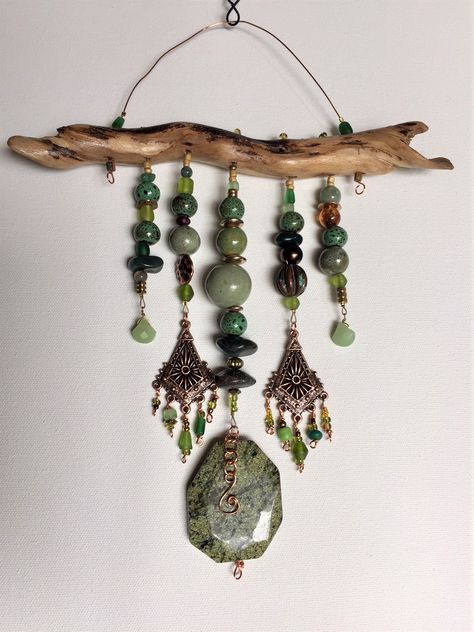 Bead Mobile, Driftwood Mobile, Driftwood Diy, Wind Chimes Craft, Driftwood Art Diy, Beaded Charms, Driftwood Projects, Diy Wind Chimes, Driftwood Crafts