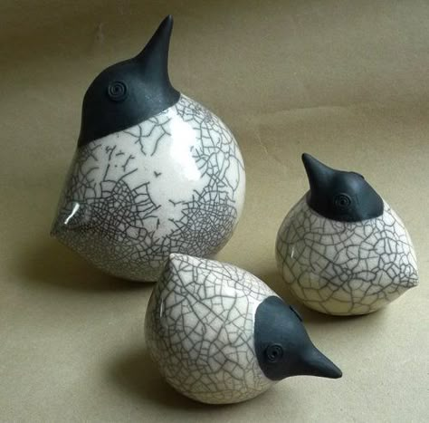 Raku bird rattle sculptures. Clay Birds, Pottery Animals, Crackle Painting, Sculptures Céramiques, Raku Ceramics, Raku Pottery, Ceramic Figures, Pottery Sculpture, Ceramic Animals