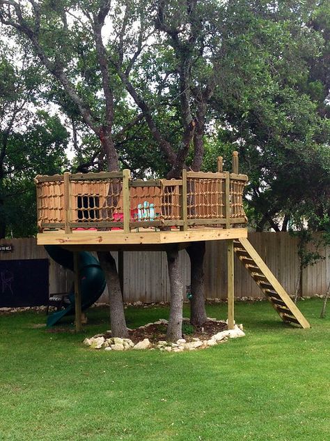 10. finished rope railing | hogwife | Flickr Backyard Treehouse, Rope Railing, Tree Deck, Tree House Plans, Tree House Diy, Tree House Kids, Outdoor Play Areas, Cool Tree Houses, Tree House Designs