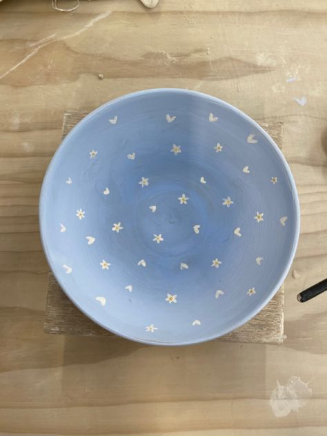 Pottery Painting Simple Ideas, Cute Pottery Bowl Painting Ideas, Simple Pottery Painting Ideas Plates, Color Me Mine Ideas Aesthetic, Diy Plate Painting, Pottery Painting Ideas Aesthetic Bowl, Pottery Painting Ideas Blue, Bowl Painting Ideas Aesthetic, Ceramic Painting Flowers