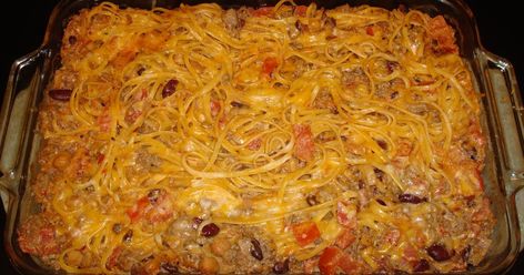 Chili Spaghetti Casserole, Chili Spaghetti, Spagetti Recipe, Spaghetti Casserole, Spaghetti Noodles, Garlic Powder, Casseroles, Lasagna, Ground Beef