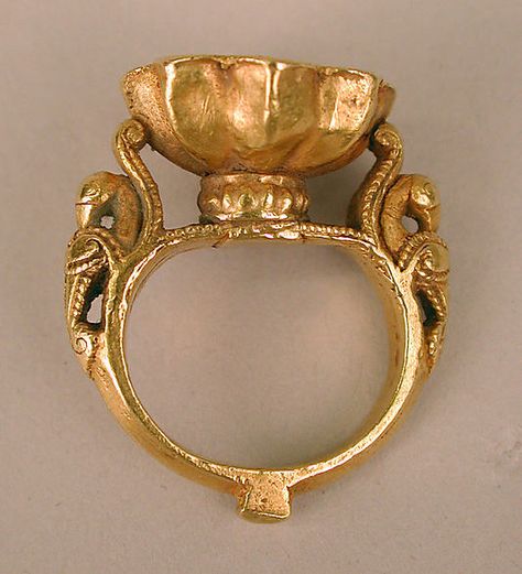 Gorgeous 17th century Islamic gold ring from south India (Deccan) Louis & Theresa Seley Fund for Islamic Art @Matty Chuah Met Ancient Jewels, Ancient Jewellery, Art Ring, Historical Jewellery, Ancient Jewelry, Antique Jewellery, Antique Rings, Metropolitan Museum Of Art, 17th Century