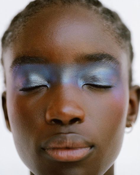 Sometimes Zara *really* nails it with the hair and makeup. Maty Fall Diba for Zara .. . . #melaninbeauty #melaninskincare #supportblackbusiness #shopblackbusiness Maty Fall, Iridescent Eyeshadow, Bright Eyeshadow, Some Makeup, Unique Makeup, Makeup Tattoos, Make Up Inspo, Beauty Shots, The Reflection