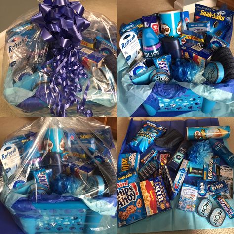 Blue Themed Gift Basket Boyfriend, Blue Gift Basket Ideas, Blue Themed Gift Baskets, Bf Basket, Yellow Gifts Basket, Man Basket, Blue Gift Basket, Blue Snacks, Basket Blue