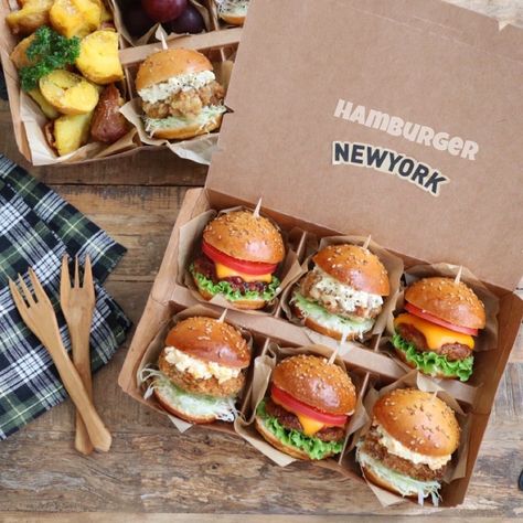 Burger Station Ideas, Lunch At Home, Refreshing Salads, Healthy Sandwich Recipes, Burger Box, Food Business Ideas, Sandwich Box, Easy Lunch Ideas, Food Cart Design