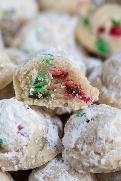 Christmas Snowball Cookies, Snowball Cookies Recipe, Powdered Sugar Cookies, Christmas Snowball, Snowballs Recipe, Snowball Cookie Recipe, Crazy For Crust, Best Holiday Cookies, Color Candy