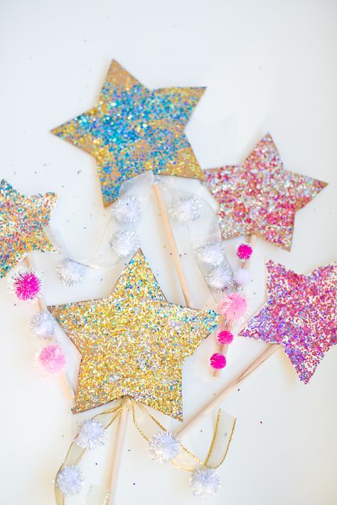 DIY Glitter Star Wands. Make these easy wands from cardboard to celebrate new year's or any fun celebration! Star Wand Craft, Star Wand Diy, Glitter Paper Diy, Glitter Projects, New Year Diy, Star Wand, Diy Wand, Princess Diy, Diy Glitter