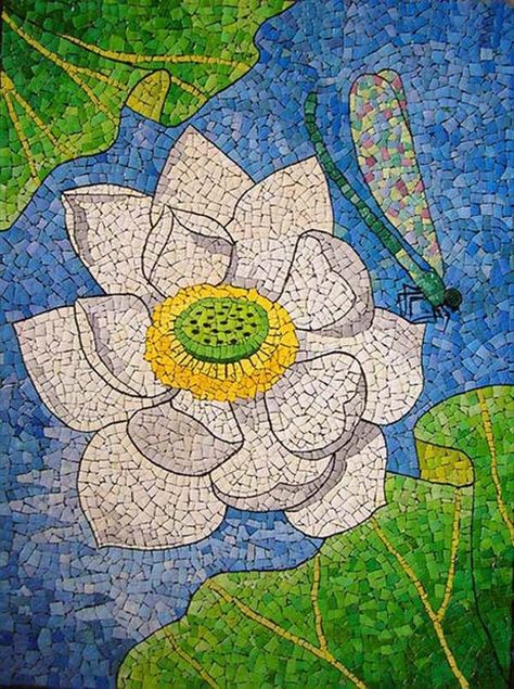 20 Eggshell Mosaic Art To Inspire The Artist In You (5) Eggshell Mosaic Art, Shells Crafts, Eggshell Mosaic, Egg Shell Art, Shell Mosaic, Stained Glass Paint, Mosaic Flowers, Egg Shell, Mosaic Garden