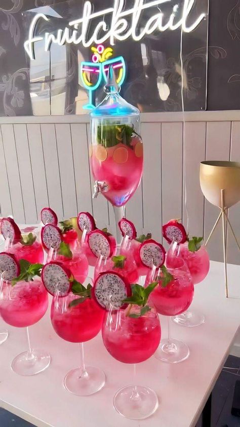 Cocktail Party Decor, Pretty Alcoholic Drinks, Party Food Buffet, Lake Food Ideas Summer, Food Ideas Summer, Lake Food Ideas, Boat Food, Fancy Drinks, Birthday Brunch