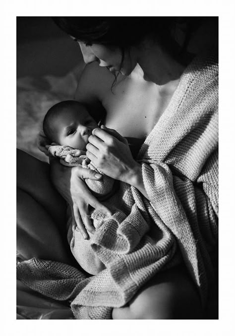 Alternative Newborn Photography, Modern Newborn Photography, Breastfeeding Photoshoot Ideas At Home, Pregnancy Shoot With Kids, Baby Bump Photoshoot Ideas, Bump Photoshoot Ideas, Homebirth Photography, Postpartum Photoshoot, New Baby Photoshoot