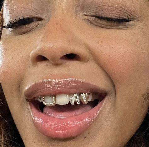 Front Teeth Grillz, Permanent Gold Teeth, Girls With Grills, Mouth Grills, Girl Grillz, Pretty Teeth, Grillz Teeth, Teeth Caps, Diamond Teeth