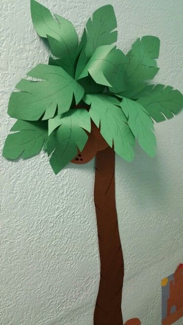 Palm tree Tree Preschool, Preschool Jungle, Paper Palm Tree, Dinosaur Classroom, Bulletin Board Tree, Palm Tree Crafts, Birthday Board Classroom, Jungle Theme Classroom, Jungle Thema