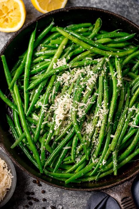 These Garlic Green Beans with Parmesan make a quick and easy side dish. You can use fresh or frozen green beans! #greenbeans #easysidedish Christian Meals, Beef Ribs Recipe Slow Cooker, Frozen Green Bean Recipes, Garlic Parmesan Green Beans, Roast Dinner Recipes, Small Thanksgiving, Kitchen Sanctuary, Green Beans Side Dish, Beef Ribs Recipe