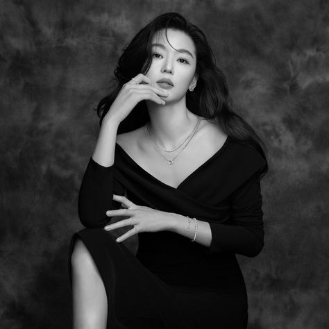 Jun Jihyun, Jun Ji Hyun, Studio Poses, Ji Hyun, Photography Poses Women, Korean Actresses, Stonehenge, Korean Actress, Girl Quotes