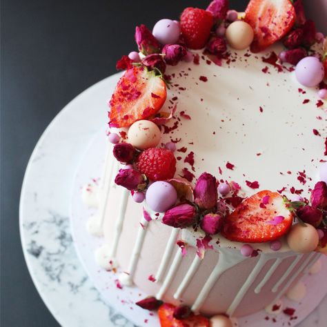 Pink butterfream drip cake with berries, choco crunch balls and dried rose buds Buttercream Drip Cake, Cake Dekoration, Buttercream Drip, Grandma Cake, Cake With Berries, Honeycomb Cake, 70th Birthday Cake, 16 Birthday Cake, Dried Raspberries