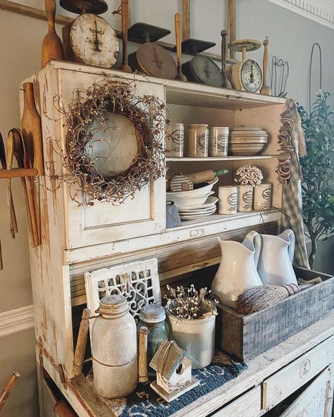 Credenza Shabby, Case In Stile Country, Shabby Farmhouse, Styl Shabby Chic, Staging Ideas, Interior Vintage, Vintage Farmhouse Decor, Ideas Hogar, Primitive Farmhouse