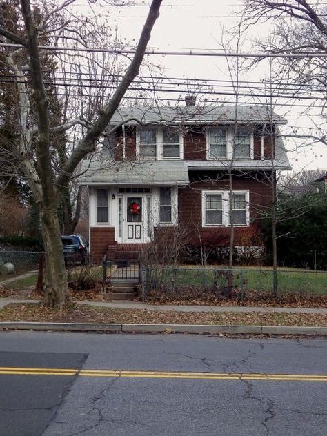 Staten Island Homes, Midwest House Exterior, Staten Island Aesthetic, Midwestern House, Small American House, Slasher Christmas, Small Town Houses, Midwest House, Suburban Gothic