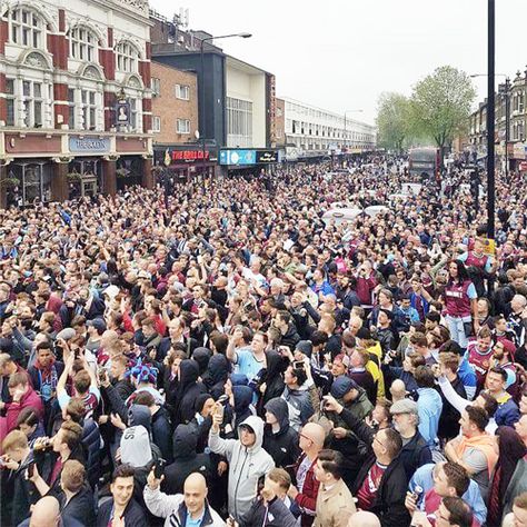 Knees up Mother Brown : West Ham United FC Online : Articles West Ham Hooligans, West Ham Wallpaper, Football Firms, West Ham Fans, Casual Football, Skinhead Fashion, West Ham United Fc, East End London, Football Casuals