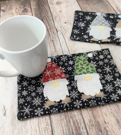 Coaster Sewing, Fun Fabric Prints, Christmas Mug Rugs, Mug Rug Tutorial, Gnome Mug, Mug Rug Patterns, Holiday Sewing, Applique Fabric, Christmas Quilts