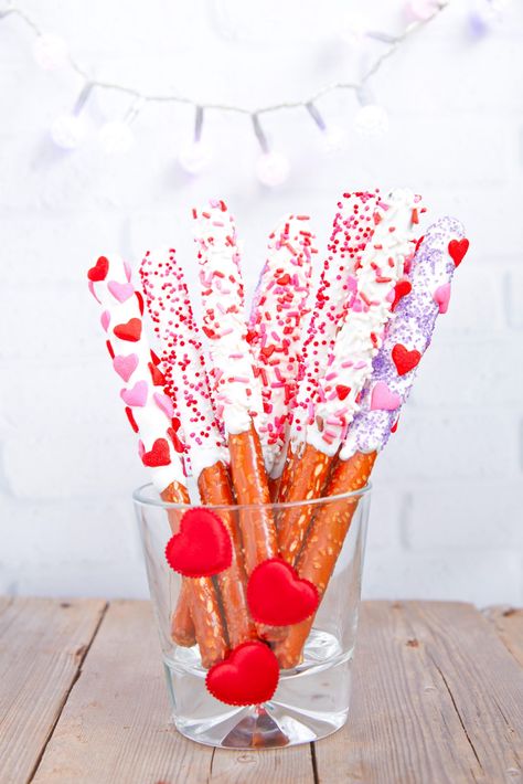 Valentine's Day Pretzel Rods With White Chocolate - Wow, It's Veggie?! Cream Cheese Chips, Salad Sticks, Valentine's Day Snacks, Chocolate Line, White Chocolate Pretzels, Pretzel Day, Strawberry Pretzel Salad, Strawberry Pretzel, Vegan White Chocolate