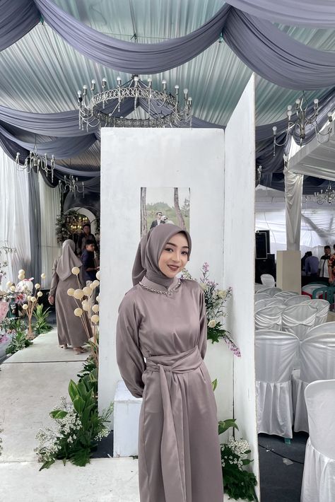 #bridesmaid #bridesmaidhijab #bridesmaidIndonesia #bridesmaidinspo #dressbridesmaid Dress Hijab Satin, Hijab Bridesmaid, Ootd Hijab Casual, Bride Dress Simple, Dress Pesta, Modesty Outfits, Dress Idea, Dress Simple, Outfit Hijab