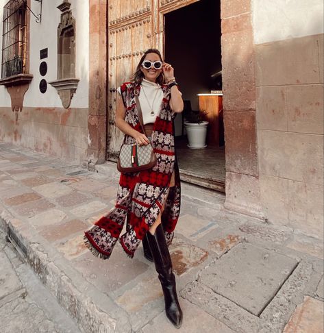 ¿Cómo vestir en San Miguel de Allende? Mexican Holiday Outfits, Mexican Holiday, Fashion Book, Weekend Outfit, Mexico Travel, Fashion Books, Pic Ideas, Holiday Outfits, Work Outfit