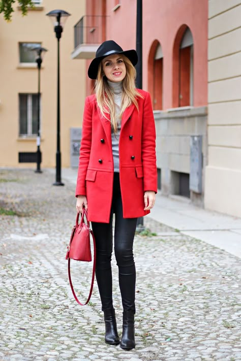 Red Coat Dress, Red Coat Outfit, Ankle Boots With Leggings, Turtleneck Coat, How To Wear Leggings, Black Leather Leggings, Coat Outfit, Black And White Shirt, Legging Outfits