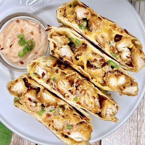 Bang Bang Chicken Crunchwraps Bang Bang Chicken Wrap, Breakfast Crunchwrap, Bang Bang Chicken, Crunch Wrap, Veggie Sausage, Sweet And Spicy Sauce, Dinner Inspiration, Sweet Chili Sauce, Healthy Foodie