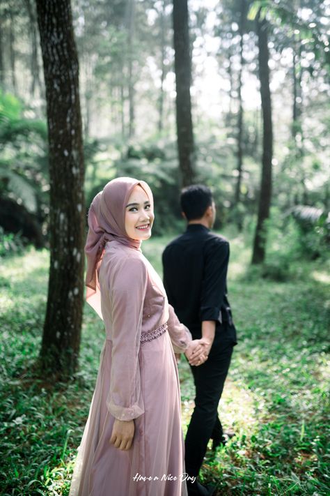 Hijab Couple Photoshoot, Preeweding Shoot Outdoor, Prewedding Poses Outdoor, Ide Prewedding Outdoor, Prewedding Hijab Outdoor, Konsep Prewedding Outdoor Hijab, Prewedding Pose Outdoor, Prawedding Konsep Outdoor Casual, Tema Prewedding Outdoor