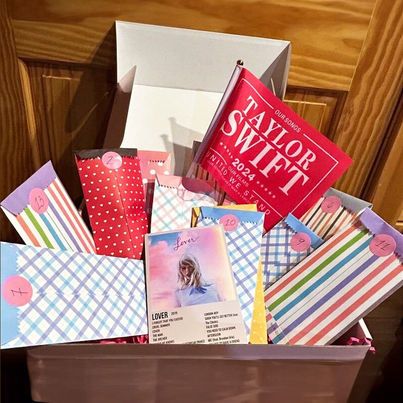 Happetty‘s - 🎄 Countdown to Christmas with Taylor Swift!... Taylor Swift Advent Calendar Ideas, Taylor Swift Box Gift, Taylor Swift Advent Calendar, Taylor Swift Our Song, Melissa Anderson, Taylor Aesthetic, Calendar Gift, Advent Calendar Gifts, Calendar Gifts