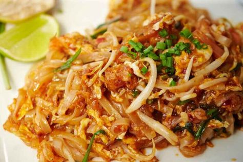 Pad Thai Perfection: The Ultimate Guide to Making the Perfect Dish – Urbaki Cooking Best Pad Thai Recipe, Pad Thai Recipe Authentic, Chicken Pad Thai Recipe, Popular Thai Dishes, Thai Recipes Authentic, Noodles Vegetables, Chicken Pad Thai, Best Thai Food, Pad Thai Sauce