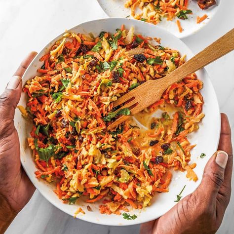 Enjoy a tasty and delicious meal with your loved ones. Learn how to make Curried carrot slaw & see the Points value of this great recipe. Carrot Coleslaw, Yummy Coleslaw Recipe, Sauteed Red Cabbage, Best Cabbage Recipe, Carrot Slaw, Slaw Recipe, Homemade Coleslaw, Grilling Sides, Slaw Recipes