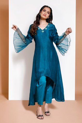 Shop for Kressa Green Crepe Embroidered High-low Kurta And Pant Set for Women Online at Aza Fashions Silk Kurta Neck Design Latest, Organza Kurti Designs Latest, Organza Kurti Designs, Organza Kurta, Silk Kurti Designs, Chanderi Kurta, Kurta Patterns, Dress Neck Designs, Embroidery Detailing