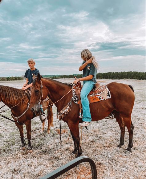 Barrel Racing Outfits, Grunge Cowgirl, Horse Land, Barrel Horses, Country Best Friends, Western Horse Riding, Funny Horse Videos, Pictures With Horses, Dream Horse Barns