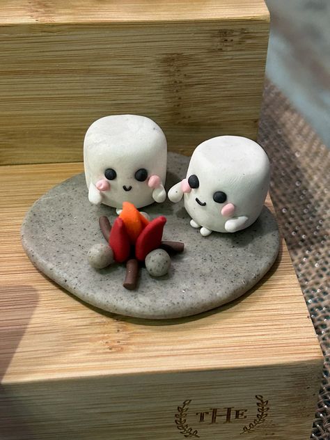 Scene of marshmallows sitting by a campfire. Made from polymer clay. Clay Art Inspo Easy, Model Clay Ideas Easy, Clay Date Ideas Halloween, Clay Crafts Small Easy, Clay Trend Ideas, Mini Clay Animals Easy, Clay Art Minecraft, Polymore Clay Ideas Cute, Clay Models Ideas