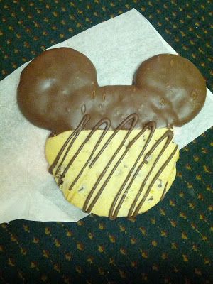 Mickey Mouse Chocolate Chip Cookies - Love to be in the Kitchen Disneyland Treats, Mouse Chocolate, Chocolate Chip Dip, Mickey Mouse Centerpiece, Disney Inspired Food, Mickey Mouse Cookies, Mickey Mouse Invitation, Disney Desserts, Best Cookies Ever