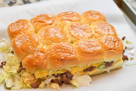 Big Mac Sliders on King’s Hawaiian Rolls King Hawaiian Burger Sliders, Big Mac Hawaiian Roll Sliders, Kings Hawaiian Italian Sliders, Cheese Burger Sliders Hawaiian Rolls, Kings Hawaiian Sliders, Big Mac Sliders, Carnival Foods, Chopped Cheese Sandwich, Hawaiian Sliders