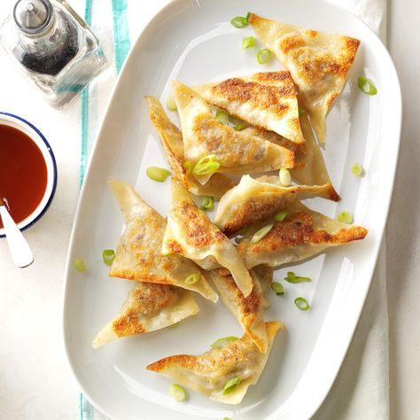 Korean Wontons Wonton Wrapper Recipes, Asian Recipe, Wonton Recipes, Wonton Wrappers, Korean Dishes, Wontons, Savory Snacks, Asian Inspired, Taste Of Home