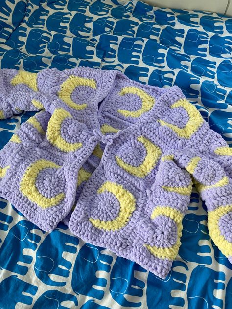 purple and yellow moon grannysquare cardigan Star Granny Square Cardigan, Moon Granny Square, Granny Square Cardigan, Square Cardigan, Purple Moon, Patchwork Cardigan, Cardigan Crochet, Crochet Inspo, Square Crochet