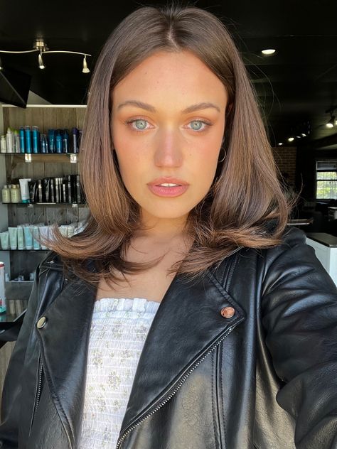 Chocolate Balayage Medium Length, Chocolate Brown Hair Light Eyes, Brunette Bob Blue Eyes, Hair Colour Ideas For Blue Eyes, Riviera Brunette, Blue Eye Brunette, Brunette Hair With Blue Eyes, Chocolate Brown Hair Blue Eyes, Brown Hair Light Eyes