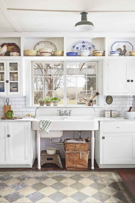 Decorate Above Kitchen Cabinets French Country Cottage Kitchen, Dapur Rustic, Decorating Above Kitchen Cabinets, Country Cottage Kitchen, Kitchen Theme, Above Kitchen Cabinets, Rustic Kitchen Cabinets, Theme Inspiration, Kabinet Dapur