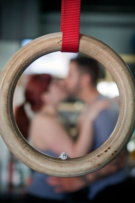 Crossfit engagement photo Crossfit Engagement Pictures, Crossfit Photoshoot, Crossfit Wedding, Sport Couple, Crossfit Couple, Crossfit Photography, Gym Photoshoot, Gym Couple, Gym Wedding