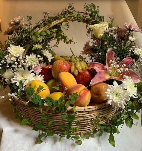 Fruit Basket Centerpiece Ideas, Baskets Of Fruit, Fruits Arrangements Ideas, Fruit Basket Decoration For Wedding, Fruit Basket Aesthetic, Fruit Basket Arrangement, Jessa Aesthetic, Fruit Basket Wedding, Taal Ideas